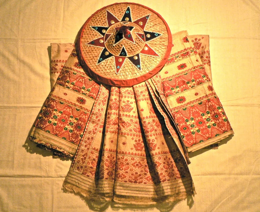 असम पारंपरिक पोशाक | Assam Traditional Dress - Festivalss